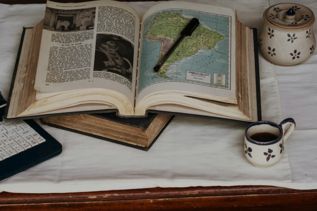 Libro abierto sobre escritorio — estudio jurídico