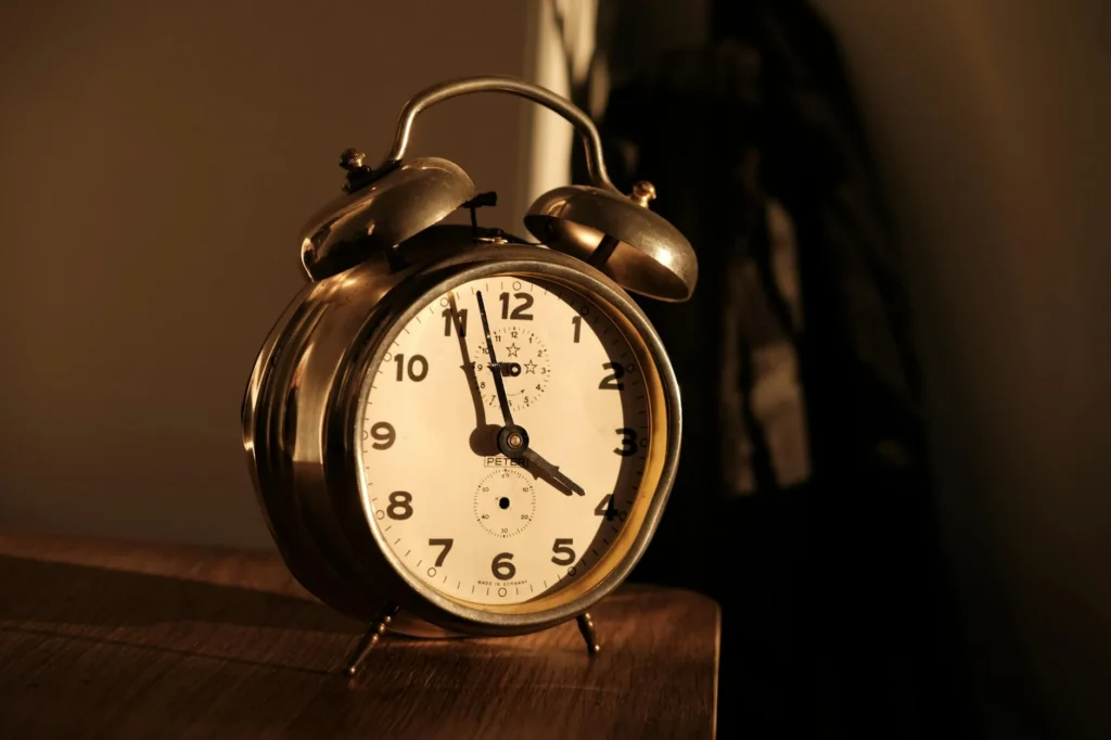 Reloj antiguo sobre escritorio — tiempo procesal