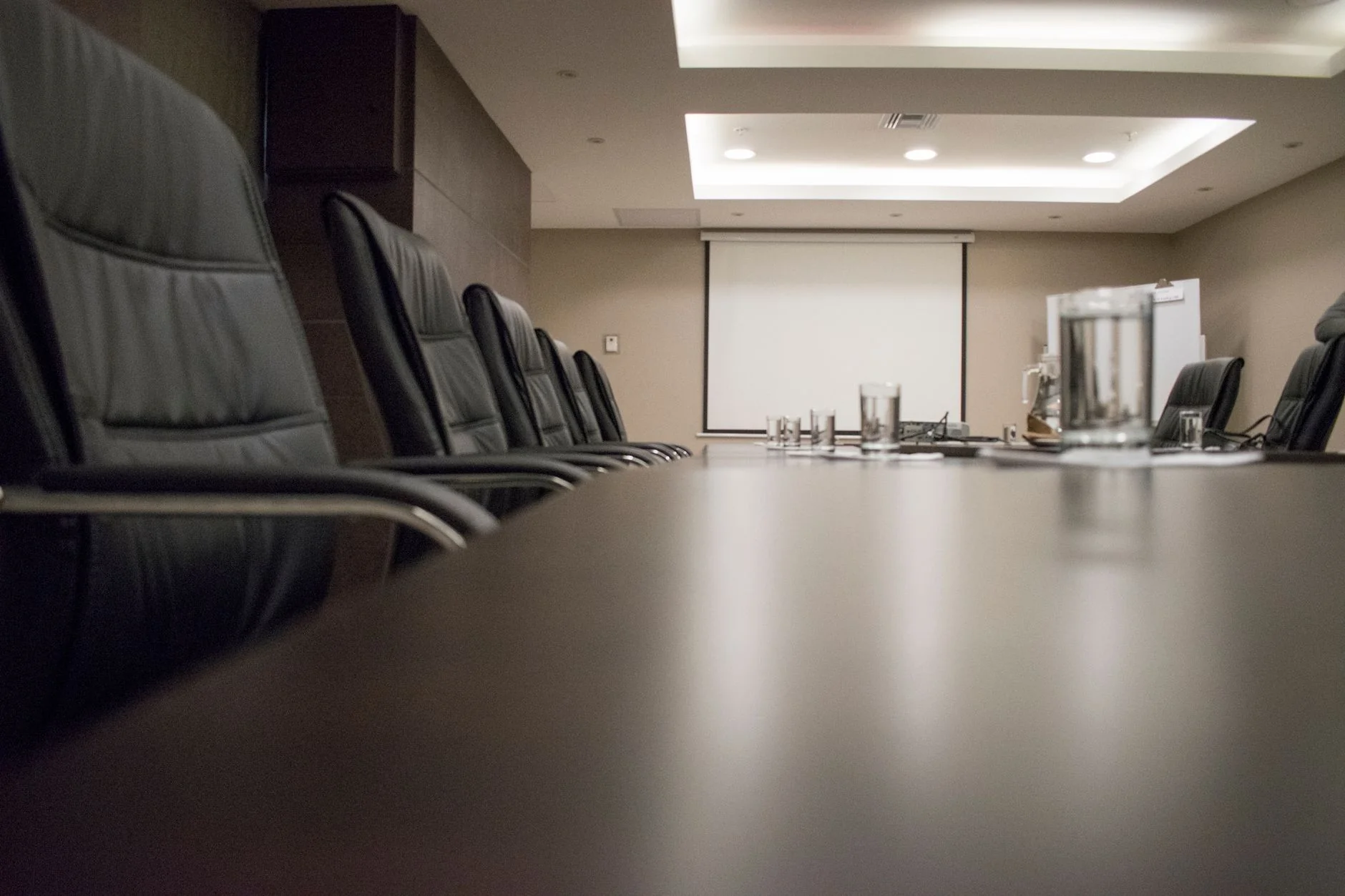 Sala de juntas vacía — análisis contractual